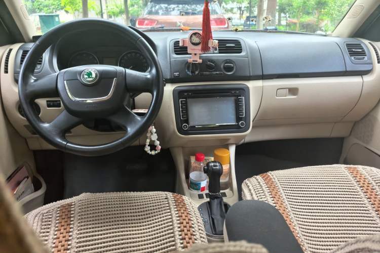 Used Skoda Fabia 2012 1.6L Scout Center Console