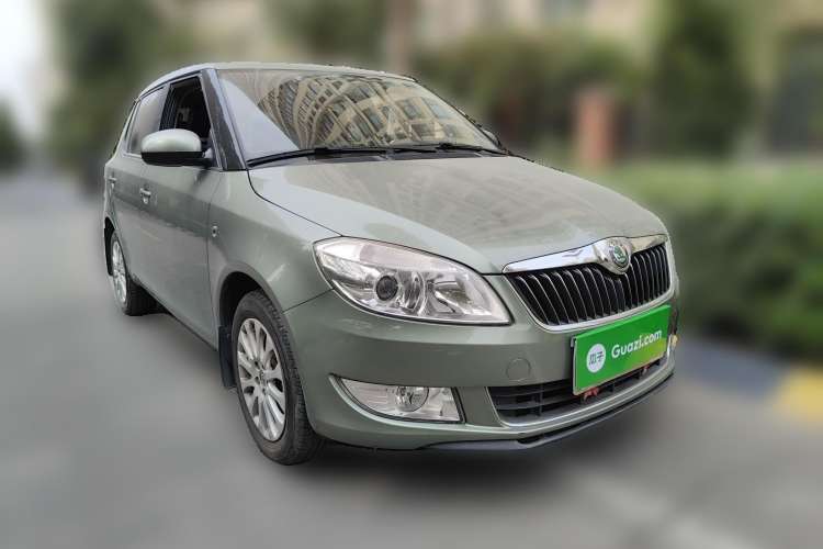 Used Skoda Fabia 2012 1.6L Automatic Crystal Edition Front Right 45 Deg
