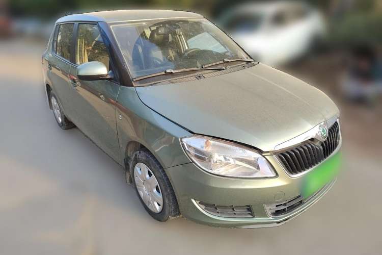 Used Skoda Fabia 2012 1.4L Automatic Crystal Edition Front Right 45 Deg