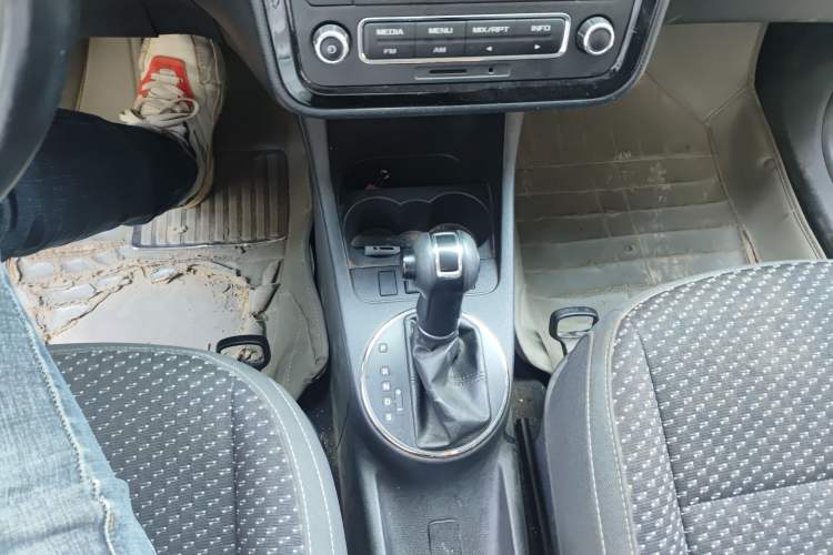 Used Skoda Fabia 2012 1.6L Automatic Sport Edition Gear Lever