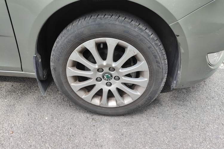 Used Skoda Fabia 2012 1.6L Automatic Crystal Edition Right Front Wheel Hub