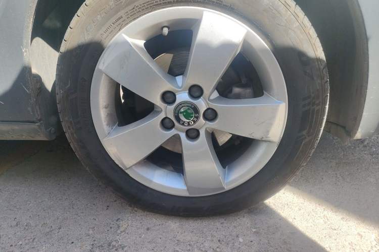 Used Skoda Fabia 2012 1.6L Scout Right Front Wheel Hub