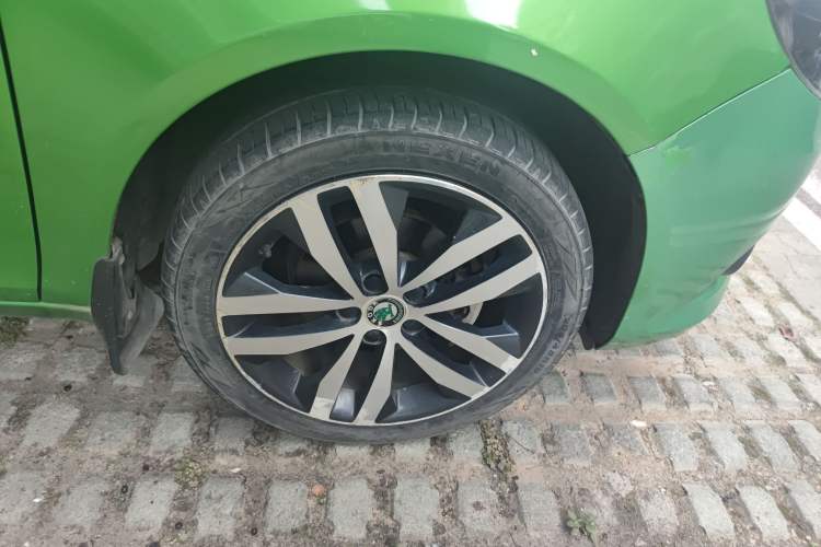 Used Skoda Fabia 2012 1.6L Automatic Sport Edition Right Front Wheel Hub