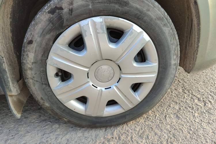 Used Skoda Fabia 2012 1.4L Automatic Crystal Edition Right Front Wheel Hub