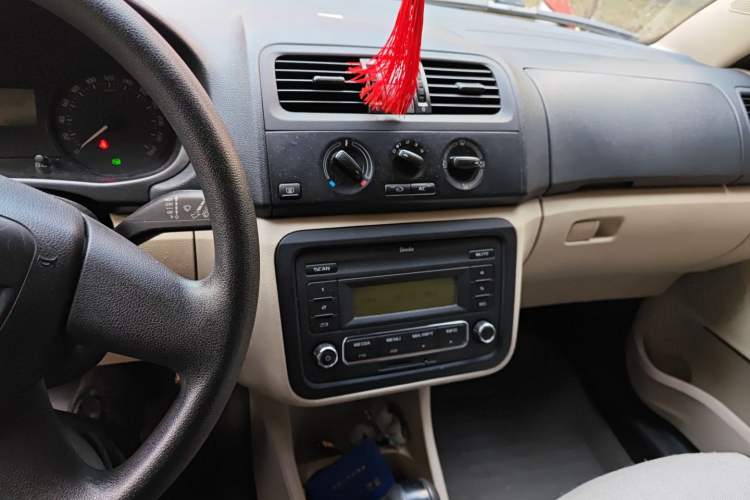 Used Skoda Fabia 2012 1.4L Automatic Crystal Edition Audio And AC Panel