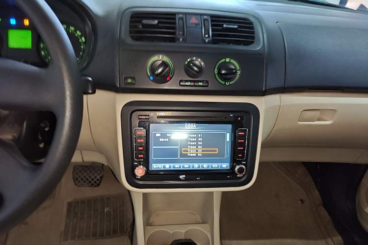 Used Skoda Fabia 2012 1.4L Automatic Crystal Edition Audio And AC Panel