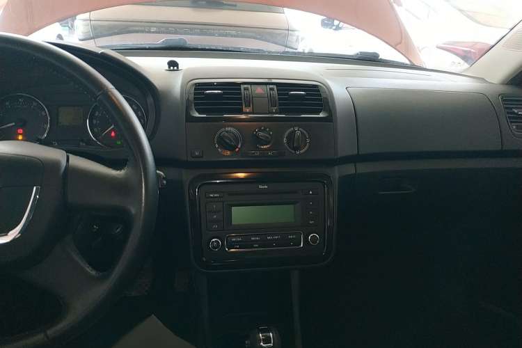 Used Skoda Fabia 2012 1.6L Automatic Sport Edition Audio And AC Panel