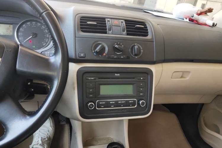 Used Skoda Fabia 2012 1.4L Automatic Crystal Edition Audio And AC Panel