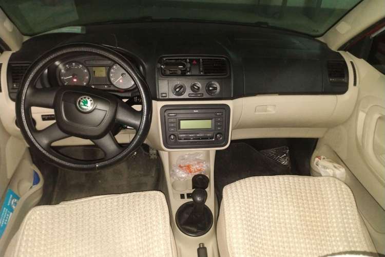 Used Skoda Fabia 2012 1.4L Manual Crystal Edition Center Console