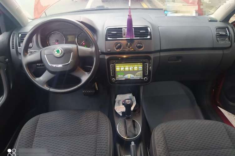 Used Skoda Fabia 2012 1.6L Automatic Cool Black Edition Center Console
