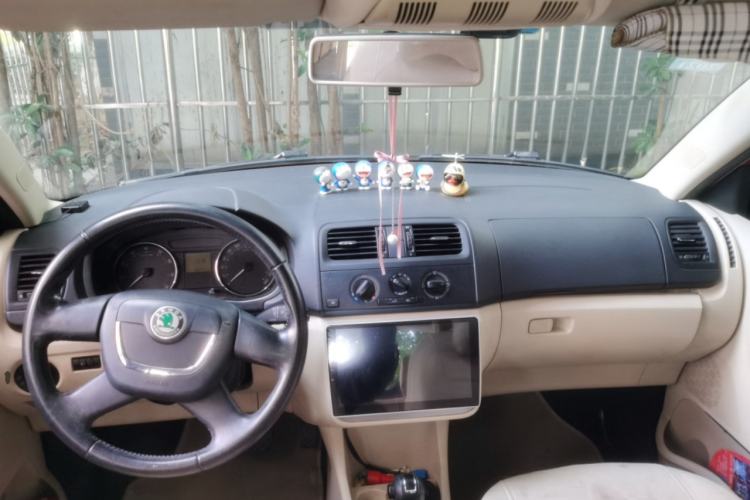 Used Skoda Fabia 2012 1.6L Scout Center Console