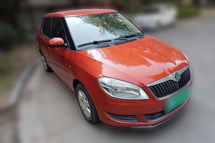 Used Skoda Fabia 2012 1.4L Automatic Crystal Edition Front Right 45 Deg