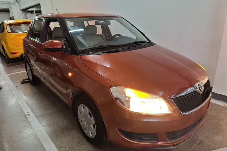 Used Skoda Fabia 2012 1.4L Automatic Crystal Edition Front Right 45 Deg