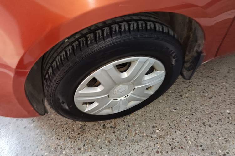 Used Skoda Fabia 2012 1.4L Automatic Crystal Edition Left Front Wheel Hub