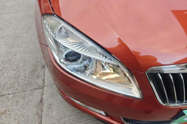 Used Skoda Fabia 2012 1.6L Automatic Crystal Edition Right Front Headlight