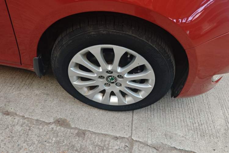 Used Skoda Fabia 2012 1.6L Automatic Crystal Edition Right Front Wheel Hub