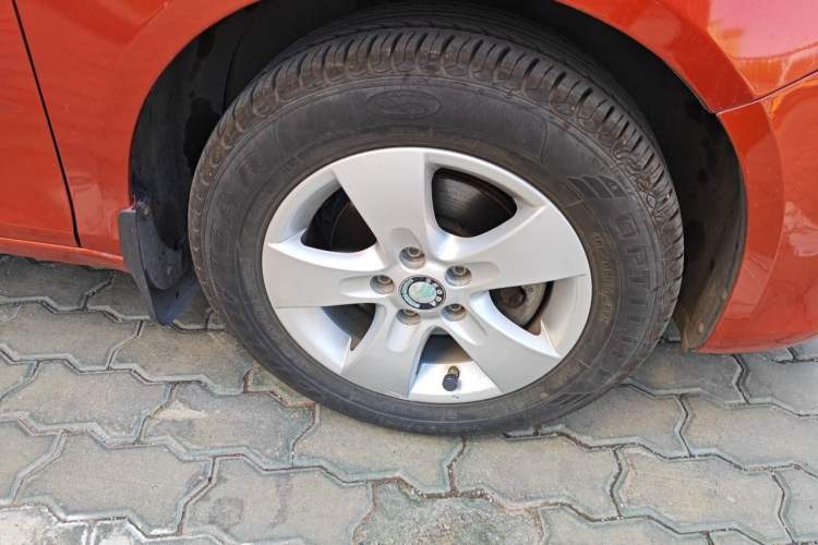 Used Skoda Fabia 2012 1.4L Automatic Crystal Edition Right Front Wheel Hub