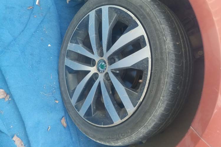 Used Skoda Fabia 2012 1.6L Automatic Sport Edition Right Front Wheel Hub
