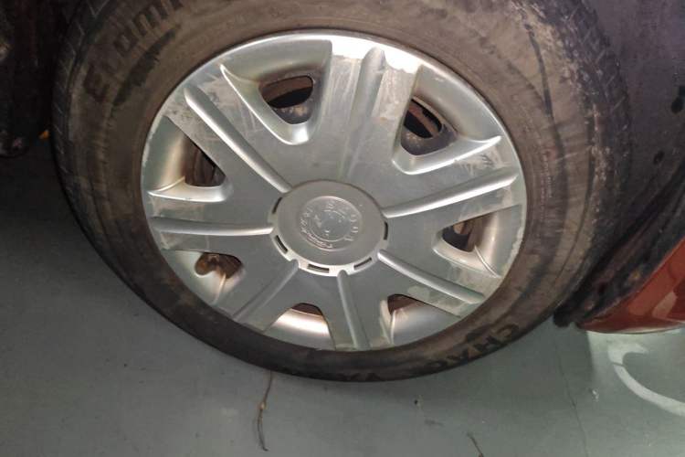 Used Skoda Fabia 2012 1.4L Automatic Crystal Edition Right Front Wheel Hub