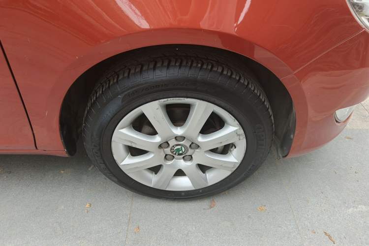 Used Skoda Fabia 2012 1.4L Automatic Crystal Edition Right Front Wheel Hub