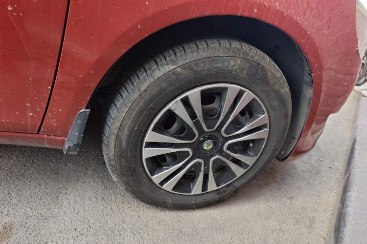 Used Skoda Fabia 2012 1.4L Automatic Crystal Edition Right Front Wheel Hub