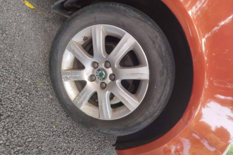 Used Skoda Fabia 2012 1.4L Automatic Crystal Edition Right Front Wheel Hub