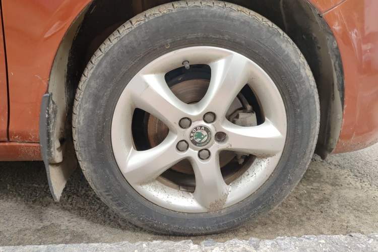 Used Skoda Fabia 2012 1.6L Manual Cool Black Edition Right Front Wheel Hub