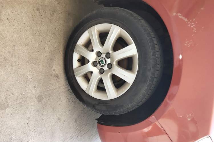 Used Skoda Fabia 2012 1.4L Automatic Crystal Edition Right Front Wheel Hub