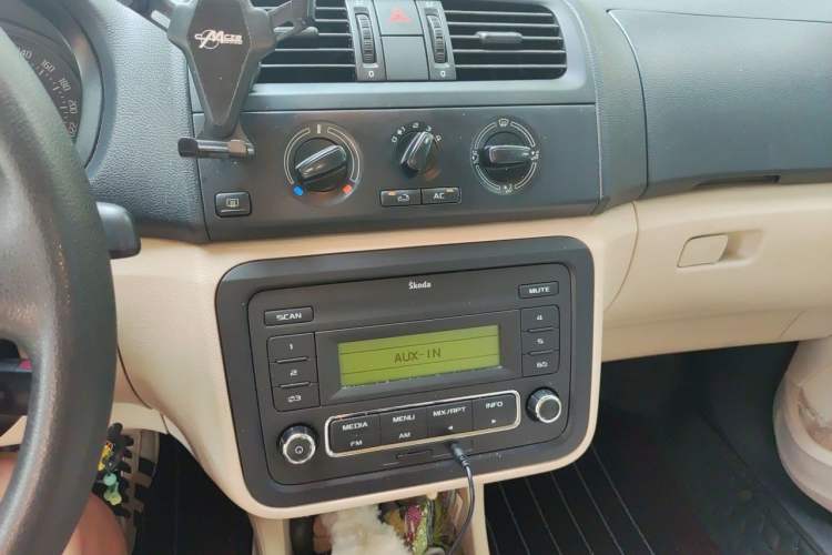 Used Skoda Fabia 2012 1.4L Manual Crystal Edition Audio And AC Panel