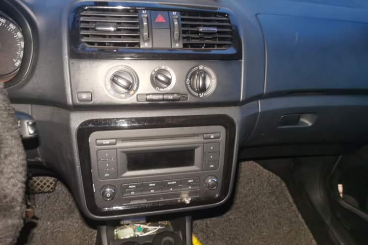 Used Skoda Fabia 2012 1.6L 5th Anniversary Limited Edition Audio And AC Panel