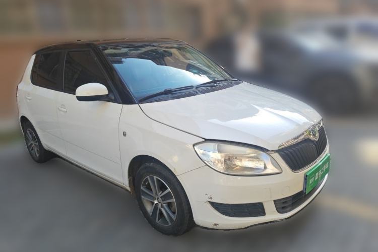 Used Skoda Fabia 2012 1.4L Automatic Crystal Edition Front Right 45 Deg