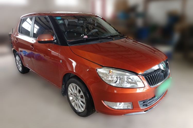 Used Skoda Fabia 2012 1.6L Automatic Crystal Edition Front Right 45 Deg