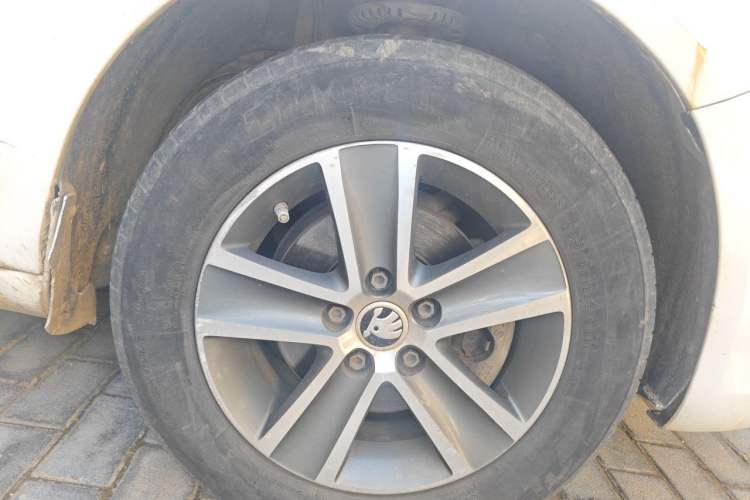 Used Skoda Fabia 2012 1.4L Automatic Crystal Edition Right Front Wheel Hub