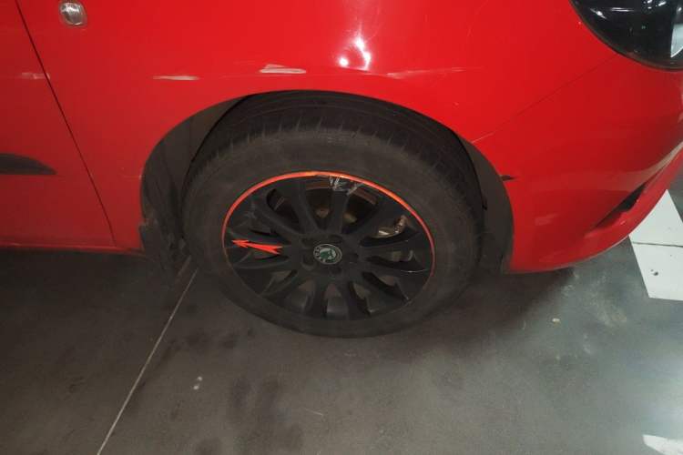 Used Skoda Fabia 2012 1.6L Automatic Sport Edition Right Front Wheel Hub