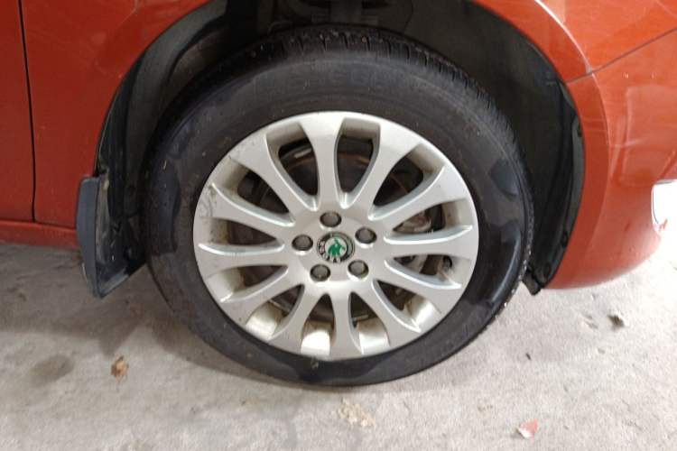 Used Skoda Fabia 2012 1.6L Automatic Crystal Edition Right Front Wheel Hub