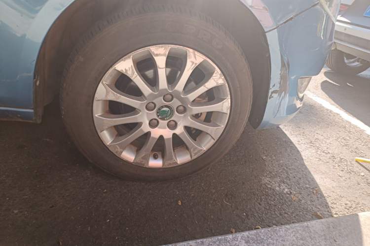 Used Skoda Fabia 2012 1.6L Automatic Crystal Edition Right Front Wheel Hub