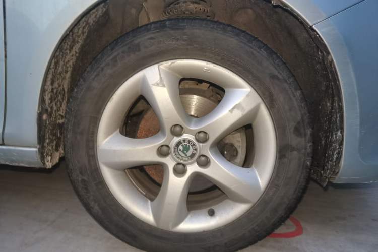 Used Skoda Fabia 2012 1.6L 5th Anniversary Limited Edition Right Front Wheel Hub