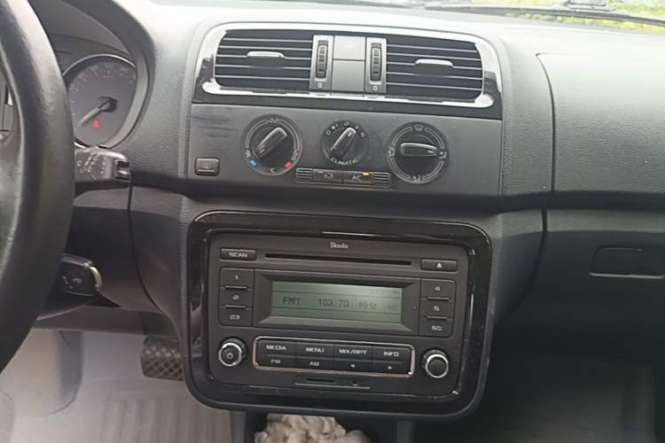 Used Skoda Fabia 2012 1.6L Automatic Sport Edition Audio And AC Panel