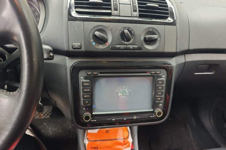 Used Skoda Fabia 2012 1.6L Automatic Cool Black Edition Audio And AC Panel