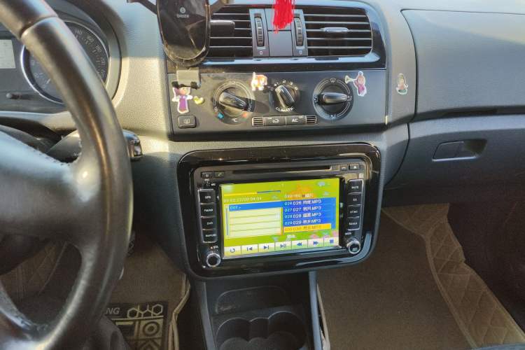 Used Skoda Fabia 2012 1.6L Automatic Cool Black Edition Audio And AC Panel