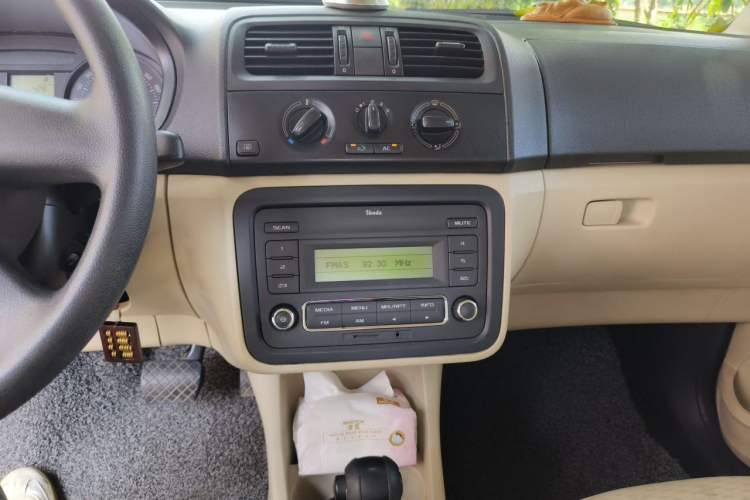 Used Skoda Fabia 2012 1.4L Automatic Crystal Edition Audio And AC Panel