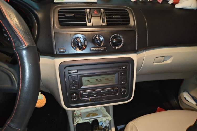 Used Skoda Fabia 2012 1.4L Automatic Crystal Edition Audio And AC Panel