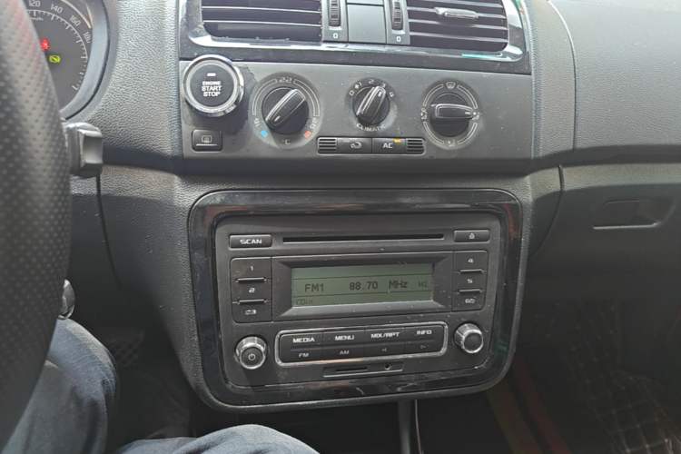 Used Skoda Fabia 2012 1.6L Automatic Cool Black Edition Audio And AC Panel