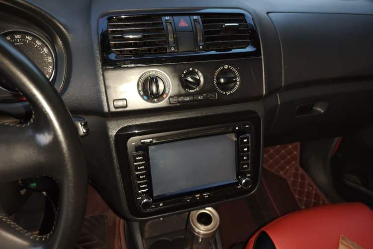 Used Skoda Fabia 2012 1.6L Manual Sport Edition Audio And AC Panel