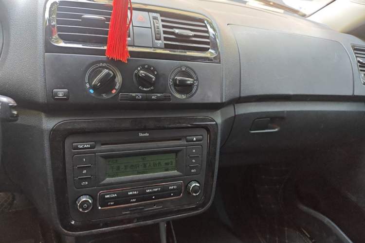 Used Skoda Fabia 2012 1.6L Manual Cool Black Edition Audio And AC Panel