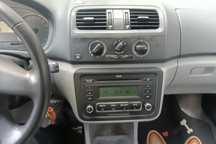 Used Skoda Fabia 2012 1.4L Automatic Crystal Edition Audio And AC Panel