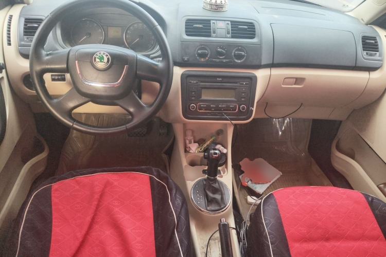 Used Skoda Fabia 2012 1.6L Scout Center Console