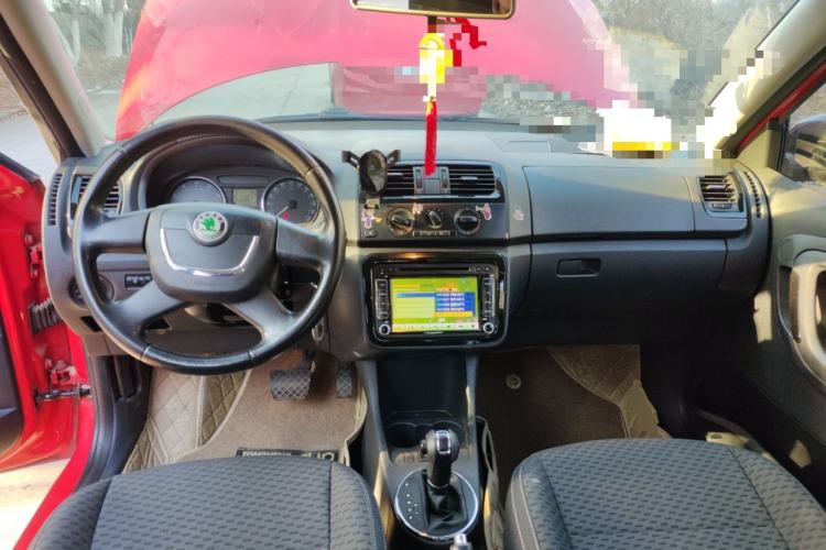 Used Skoda Fabia 2012 1.6L Automatic Cool Black Edition Center Console
