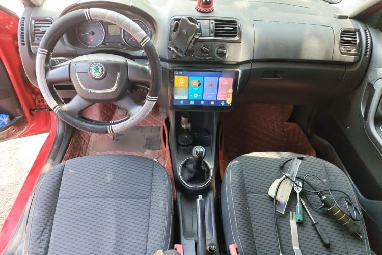 Used Skoda Fabia 2012 1.6L Manual Cool Black Edition Center Console