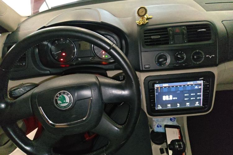 Used Skoda Fabia 2012 1.6L Scout Center Console